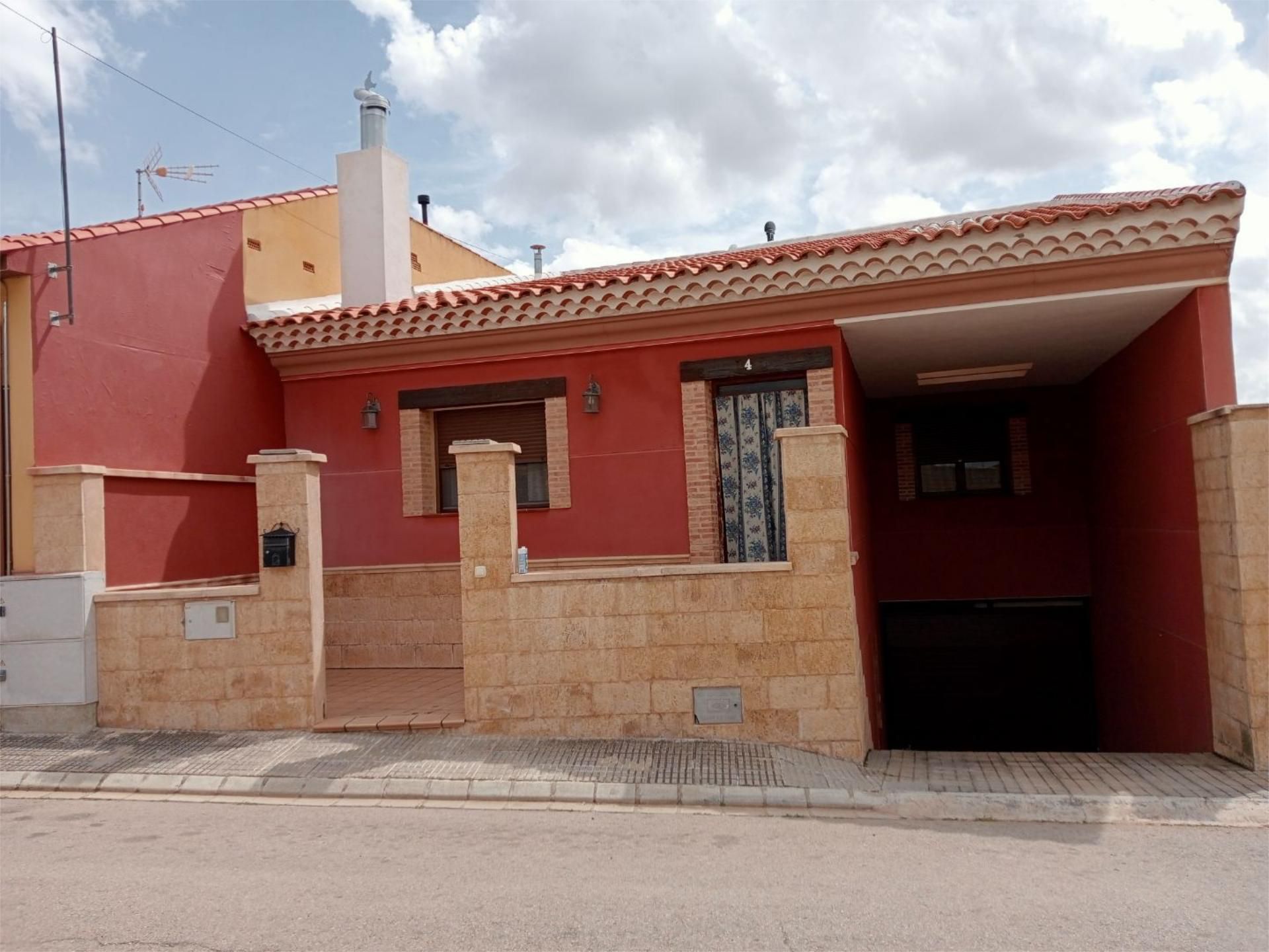 Vista exterior de Casa adosada en venda en Ossa de Montiel amb Calefacció, Terrassa i Traster