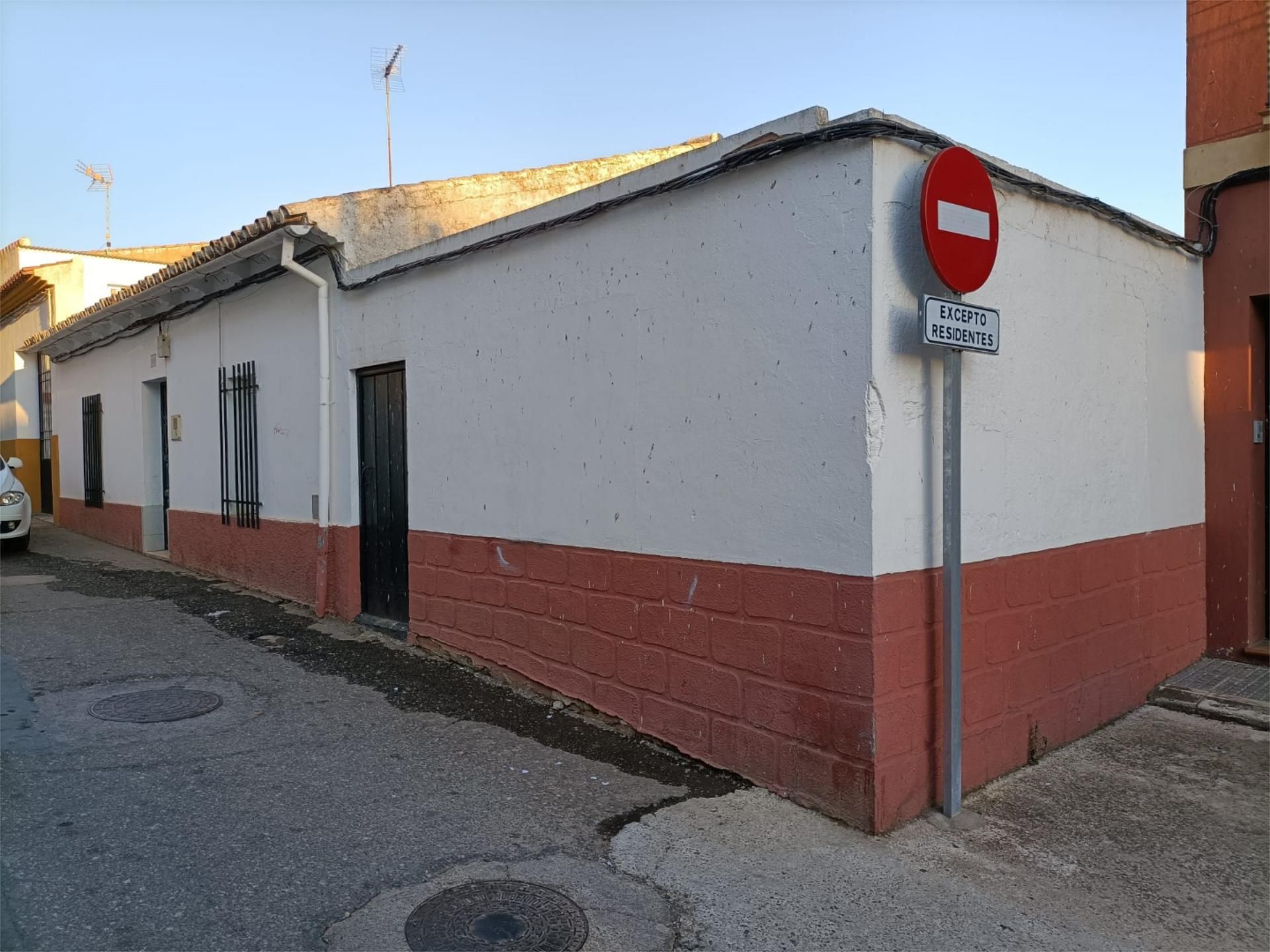 Vista exterior de Casa adosada en venda en Hornachuelos amb Jardí privat, Terrassa i Traster