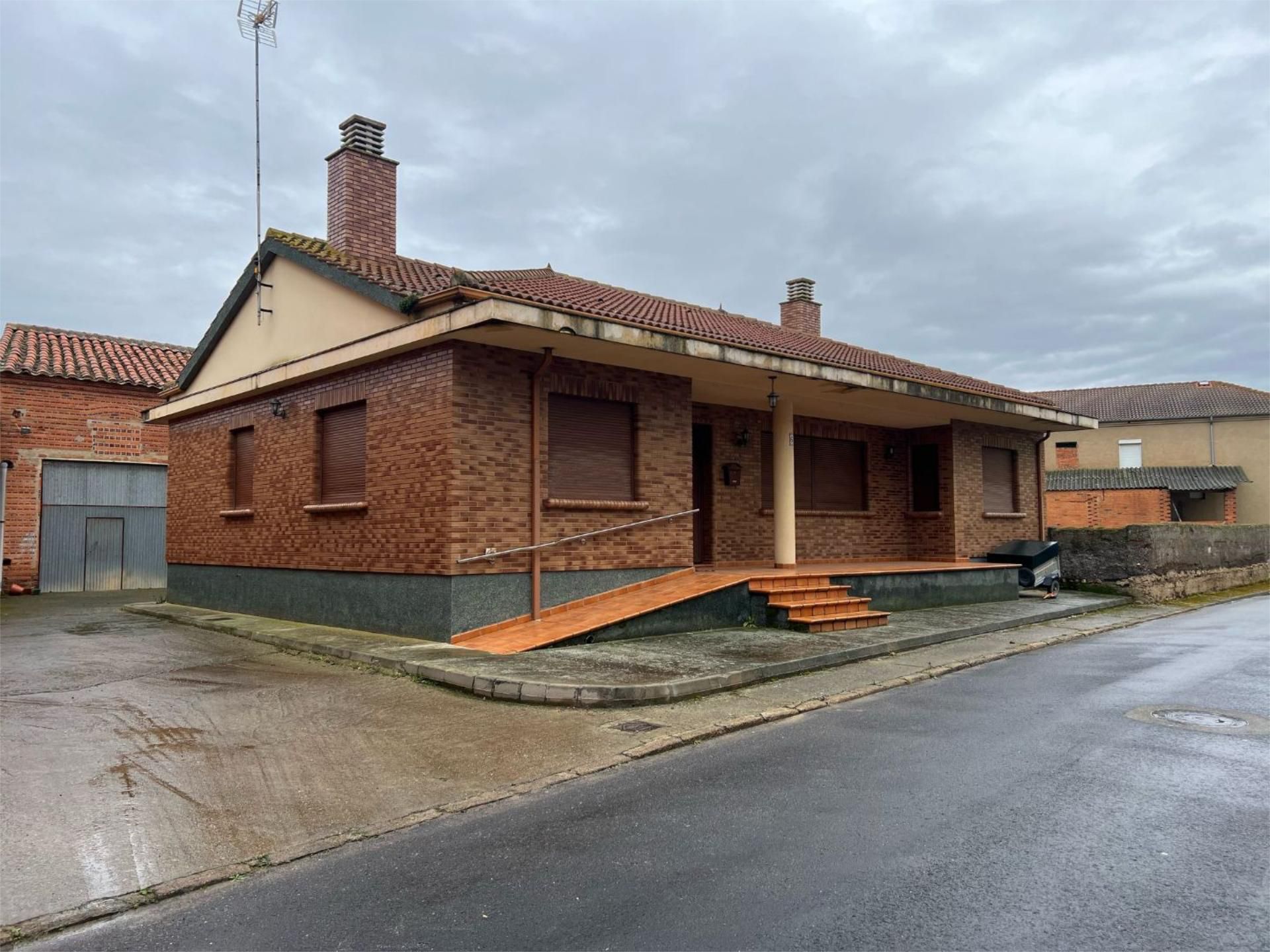 Exterior view of Flat for sale in Bustillo del Páramo  with Heating, Private garden and Parquet flooring