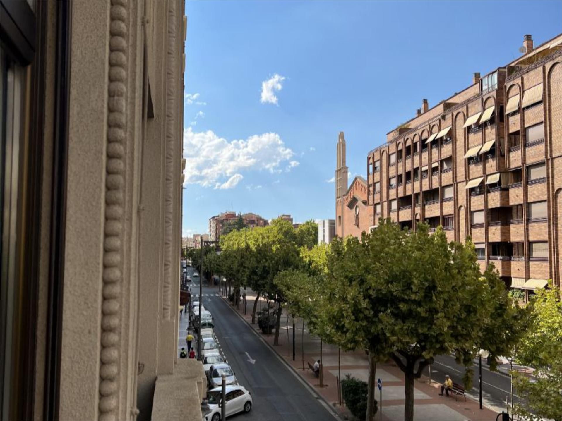 Vista exterior de Piso para compartir en  Logroño con Calefacción, Terraza y Amueblado