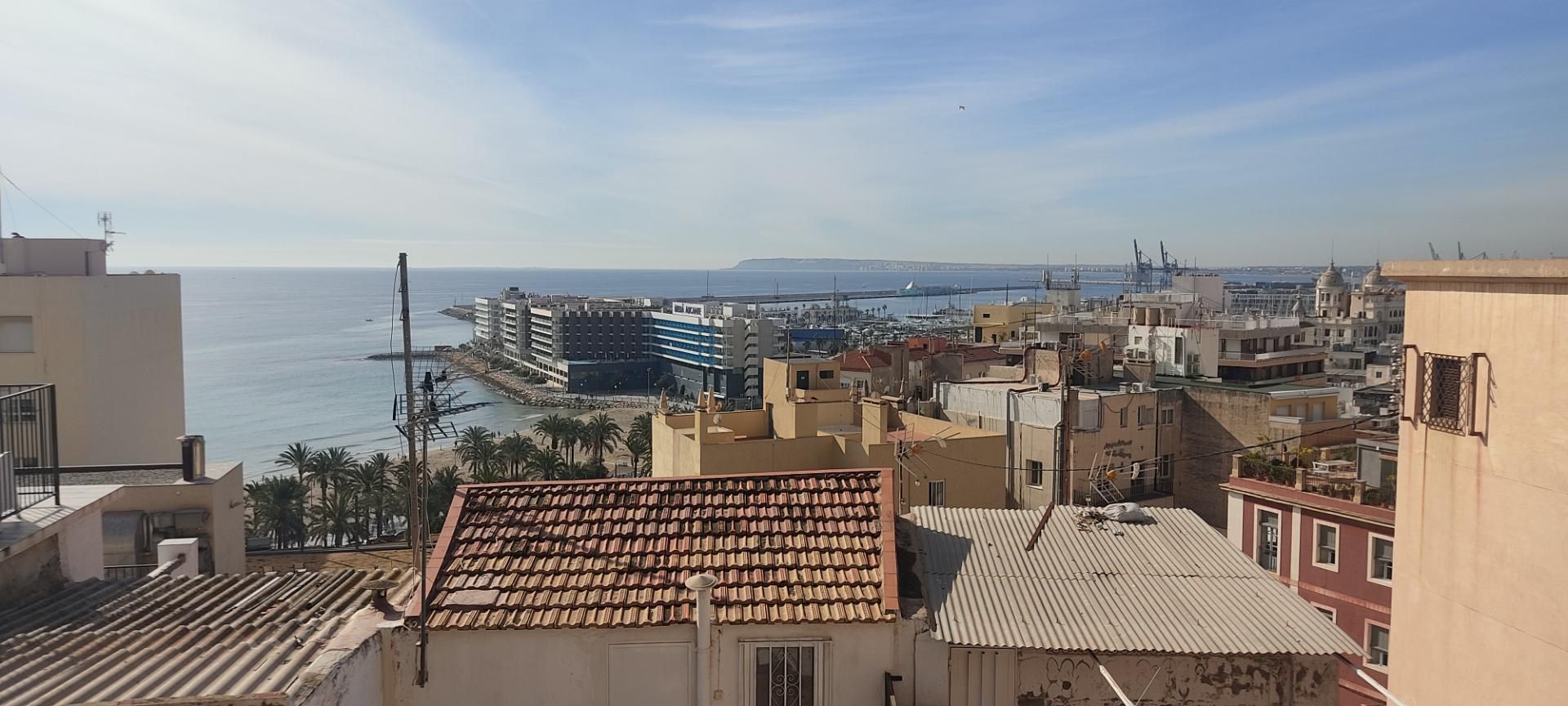 Vista exterior de Casa o xalet en venda en Alicante / Alacant amb Aire condicionat, Terrassa i Balcó