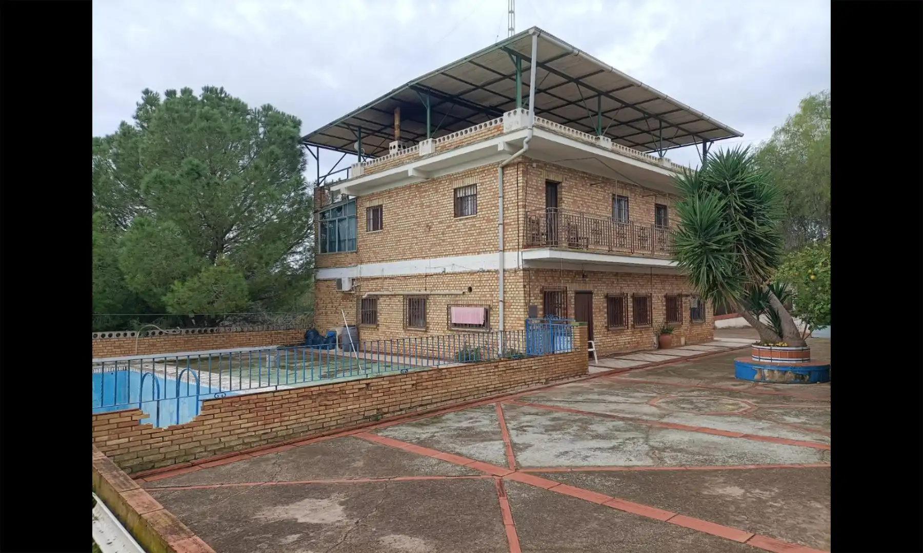 Vista exterior de Casa o xalet en venda en Alcalá de Guadaira amb Aire condicionat
