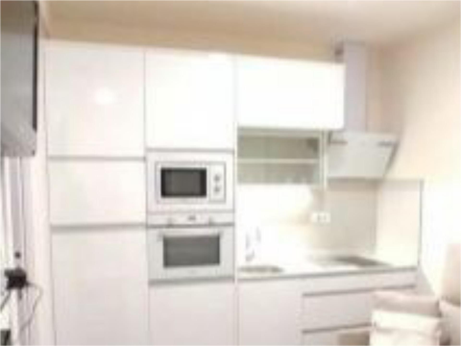 Cuina de Pis de lloguer en  Madrid Capital amb Aire condicionat i Balcó