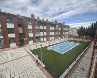Vista exterior de Pis en venda en Cabezón de Pisuerga amb Calefacció, Parquet i Traster