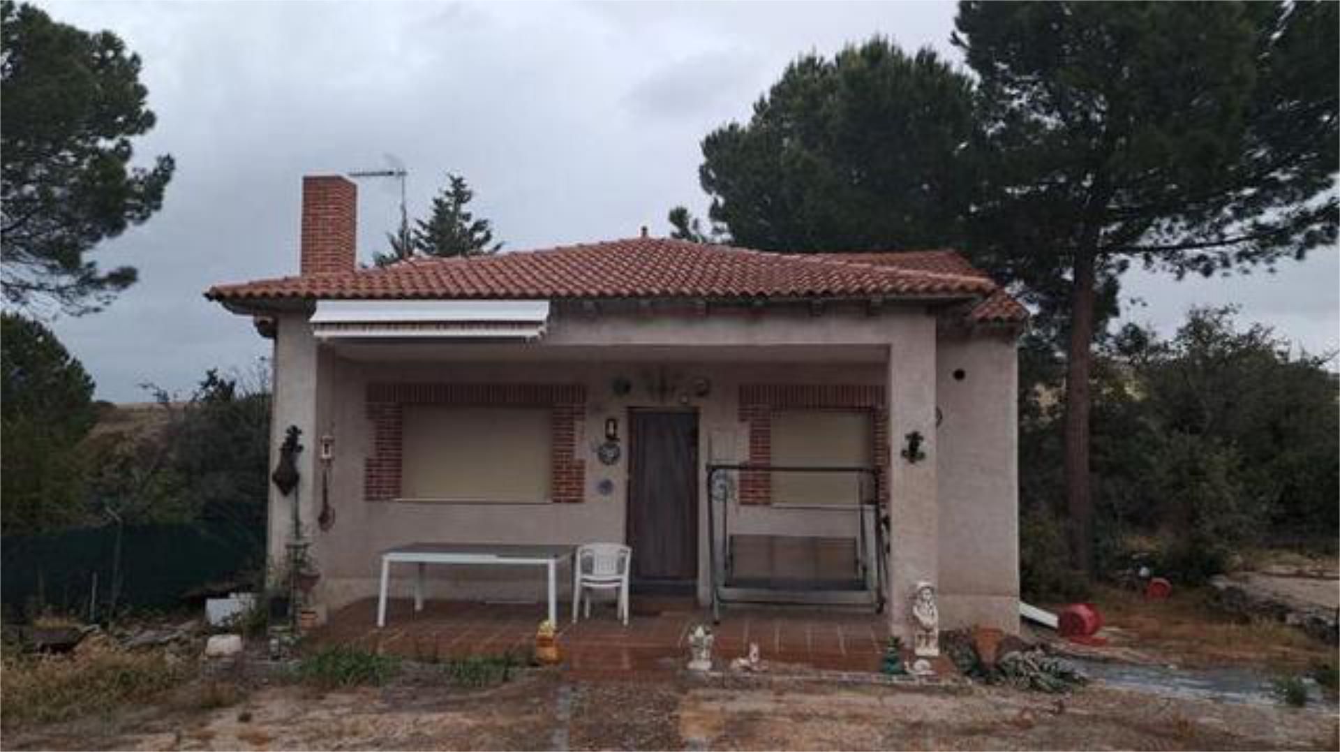 Vista exterior de Casa adosada en venda en Peñalba de Ávila amb Jardí privat, Piscina i Moblat