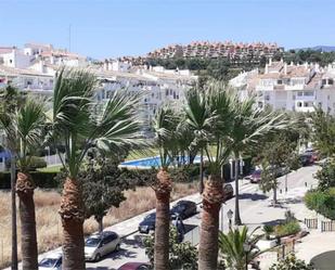 Vista exterior de Pis en venda en Marbella amb Aire condicionat, Terrassa i Piscina