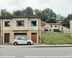 Vista exterior de Garatge en venda en San Martín del Rey Aurelio amb Calefacció, Jardí privat i Terrassa