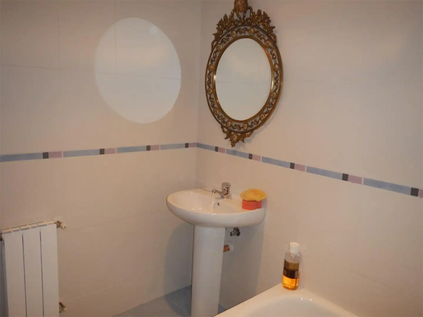 Flat for rent in Calle Boo, 14, El Astillero Bathroom of Flat for rent in El Astillero with Heating, Private garden and Parquet flooring