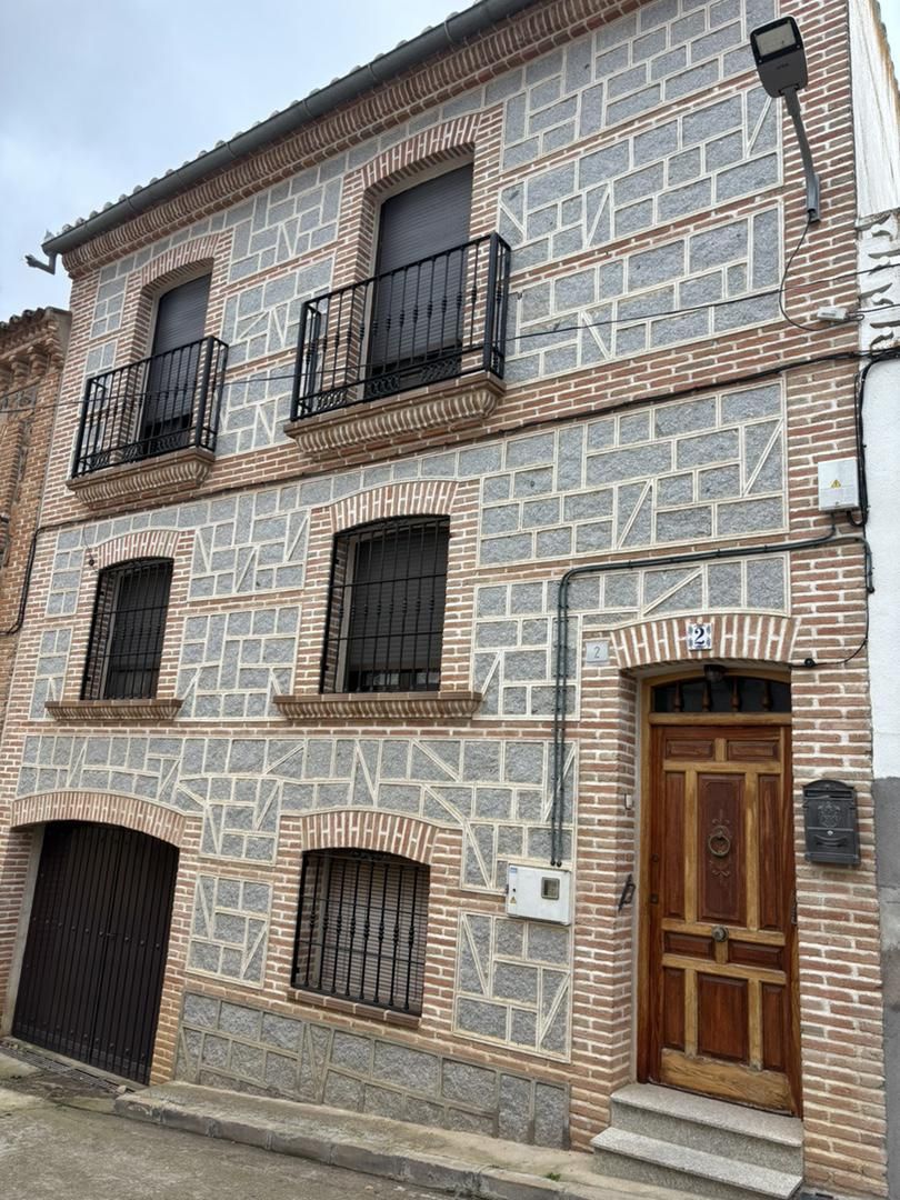 Vista exterior de Casa adosada en venda en Los Navalmorales amb Calefacció, Terrassa i Traster