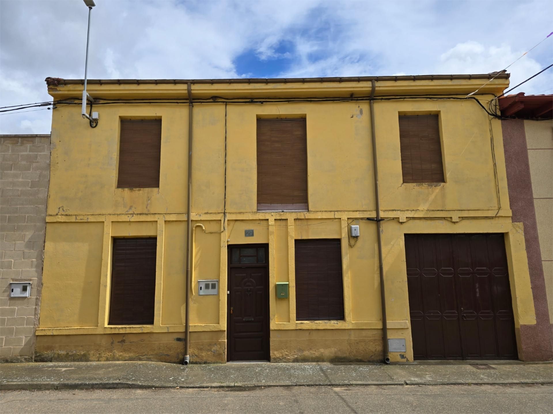 Vista exterior de Casa adosada en venda en San Cristóbal de la Polantera amb Parquet i Moblat