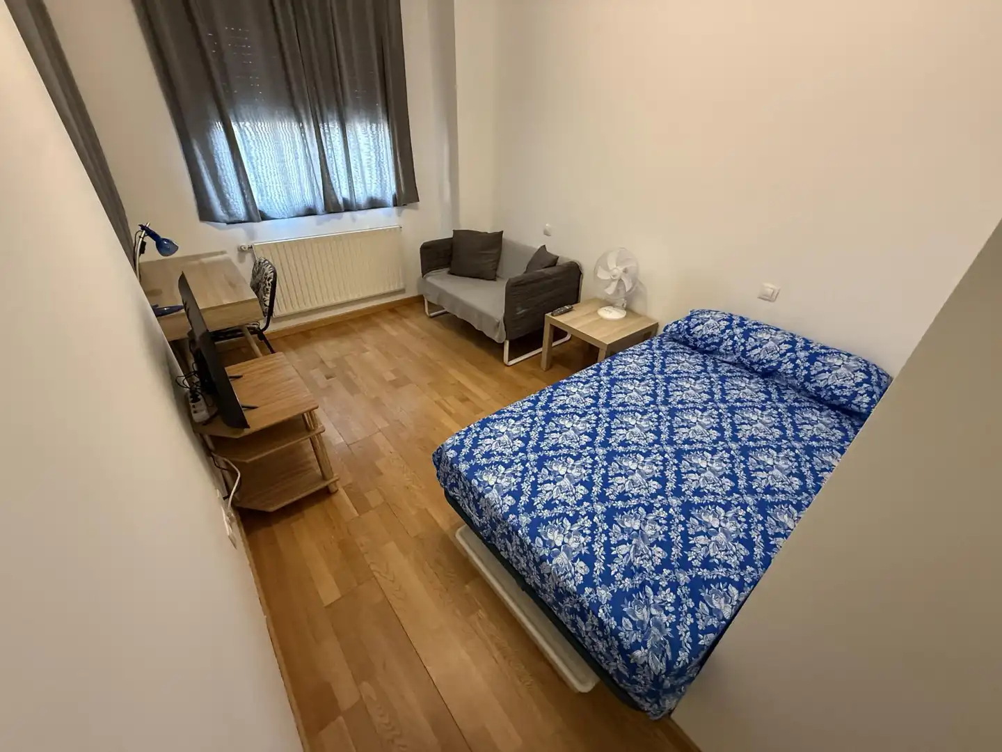 Room in Calle Fuente Cisneros, 90, Parque Oeste - Fuente Cisneros