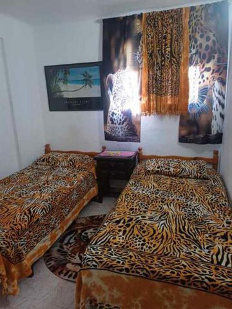 Dormitori de Apartament per a compartir en Salou amb Jardí privat i Piscina