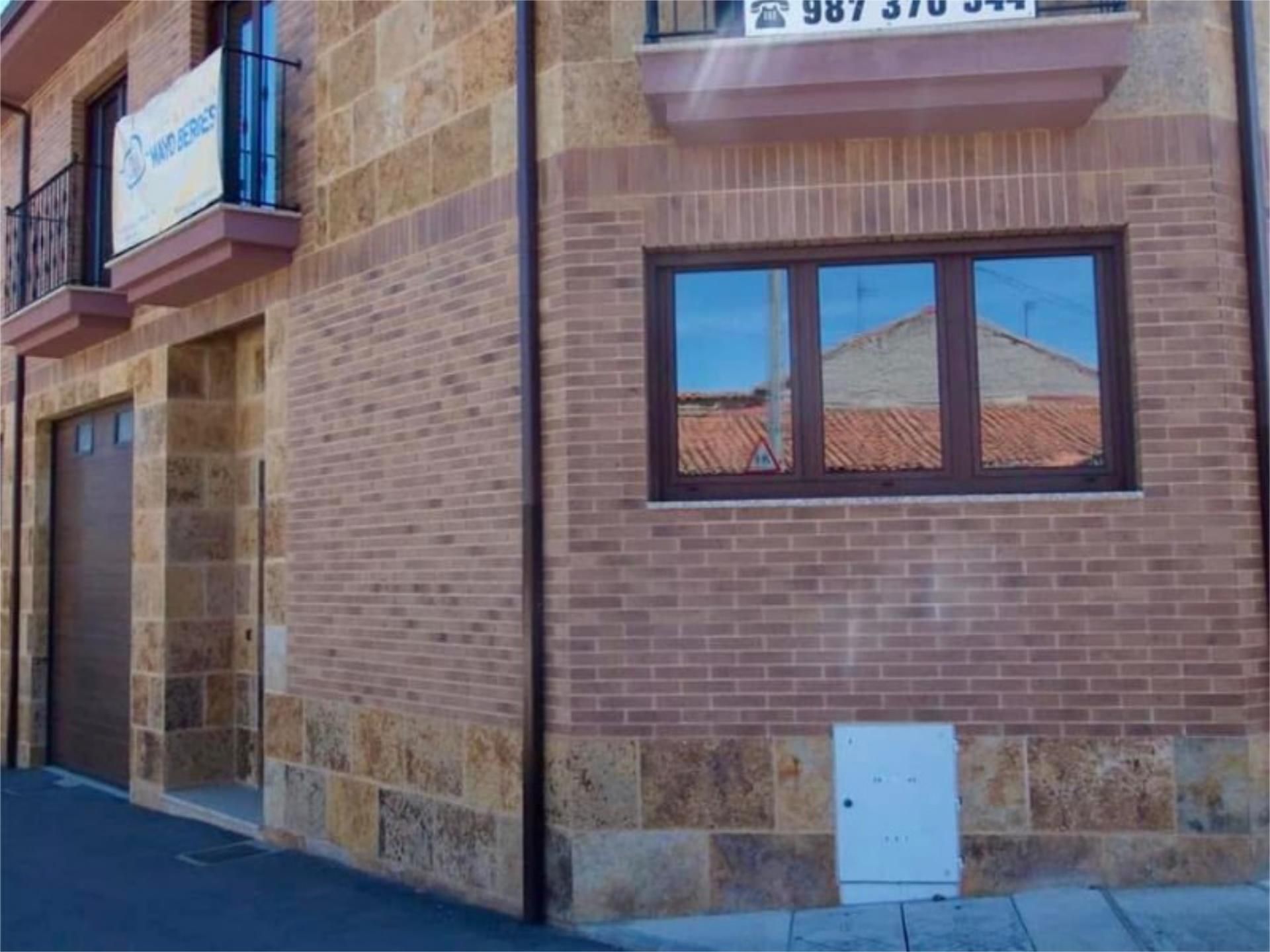 Vista exterior de Casa o xalet en venda en Benavides amb Calefacció, Parquet i Terrassa