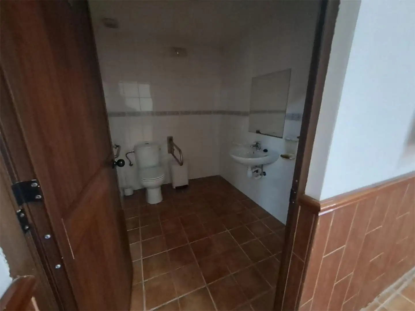 Badezimmer von Garage zum Verkauf in Lebrija