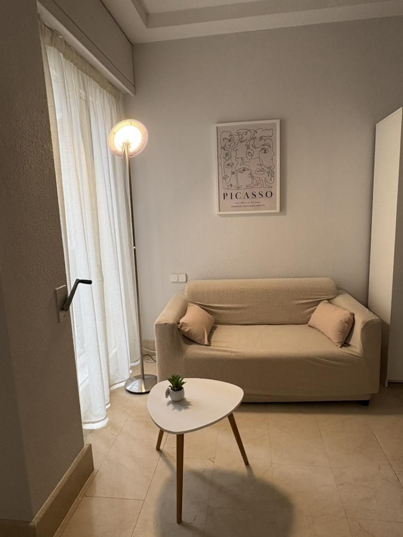 Sala d'estar de Apartament de lloguer en  Madrid Capital amb Aire condicionat