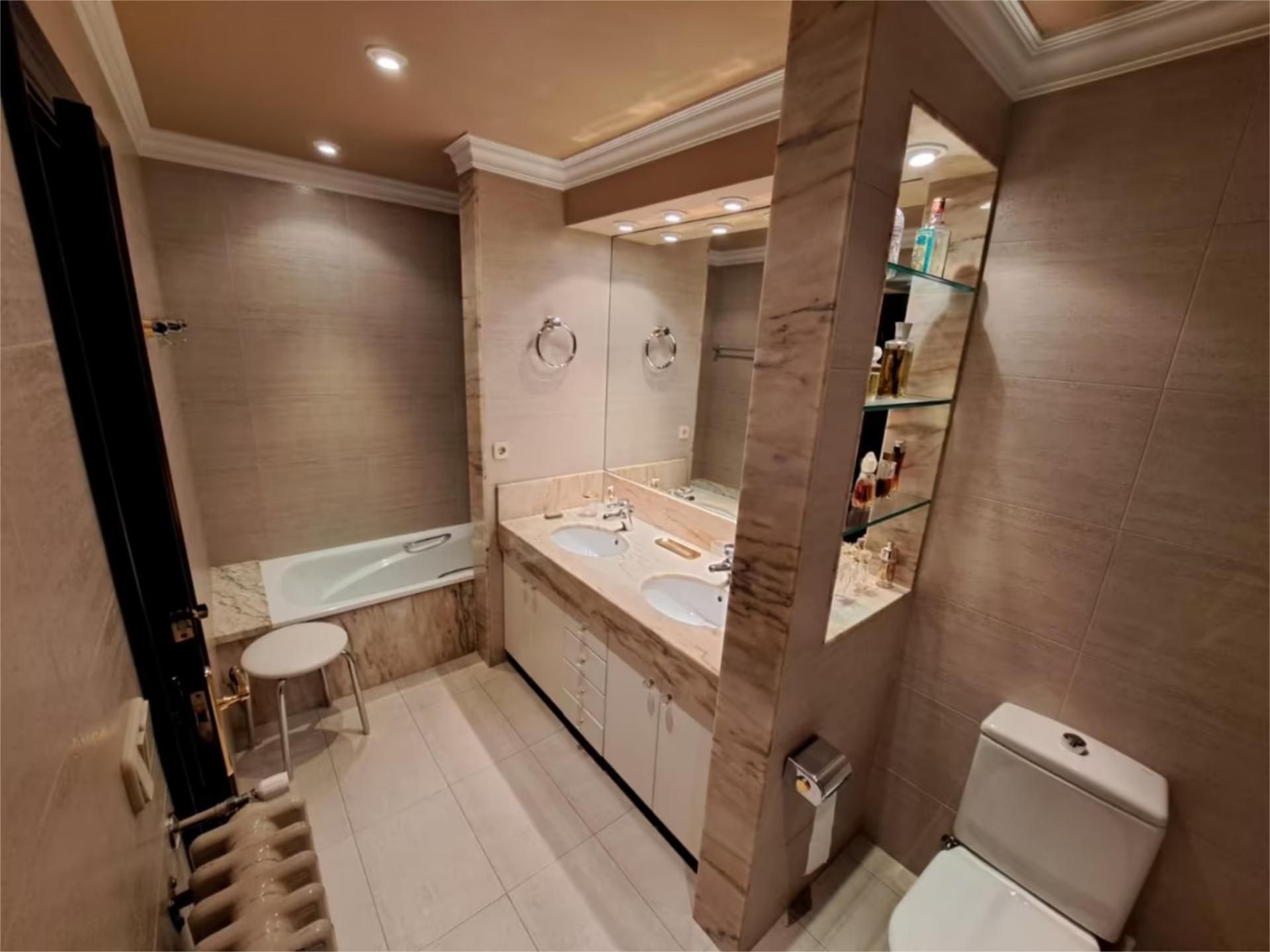 Bathroom of Flat for sale in Terrassa  with Air Conditioner and Balcony