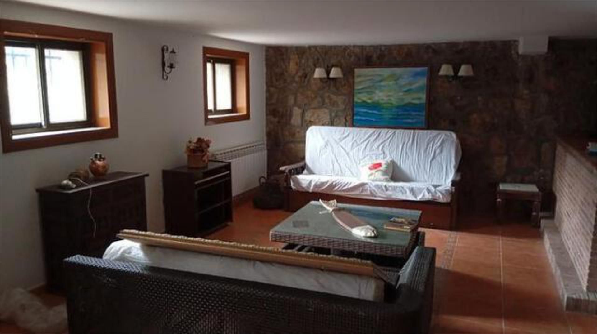 Sala d'estar de Casa adosada en venda en Santa María del Tiétar amb Calefacció, Jardí privat i Terrassa