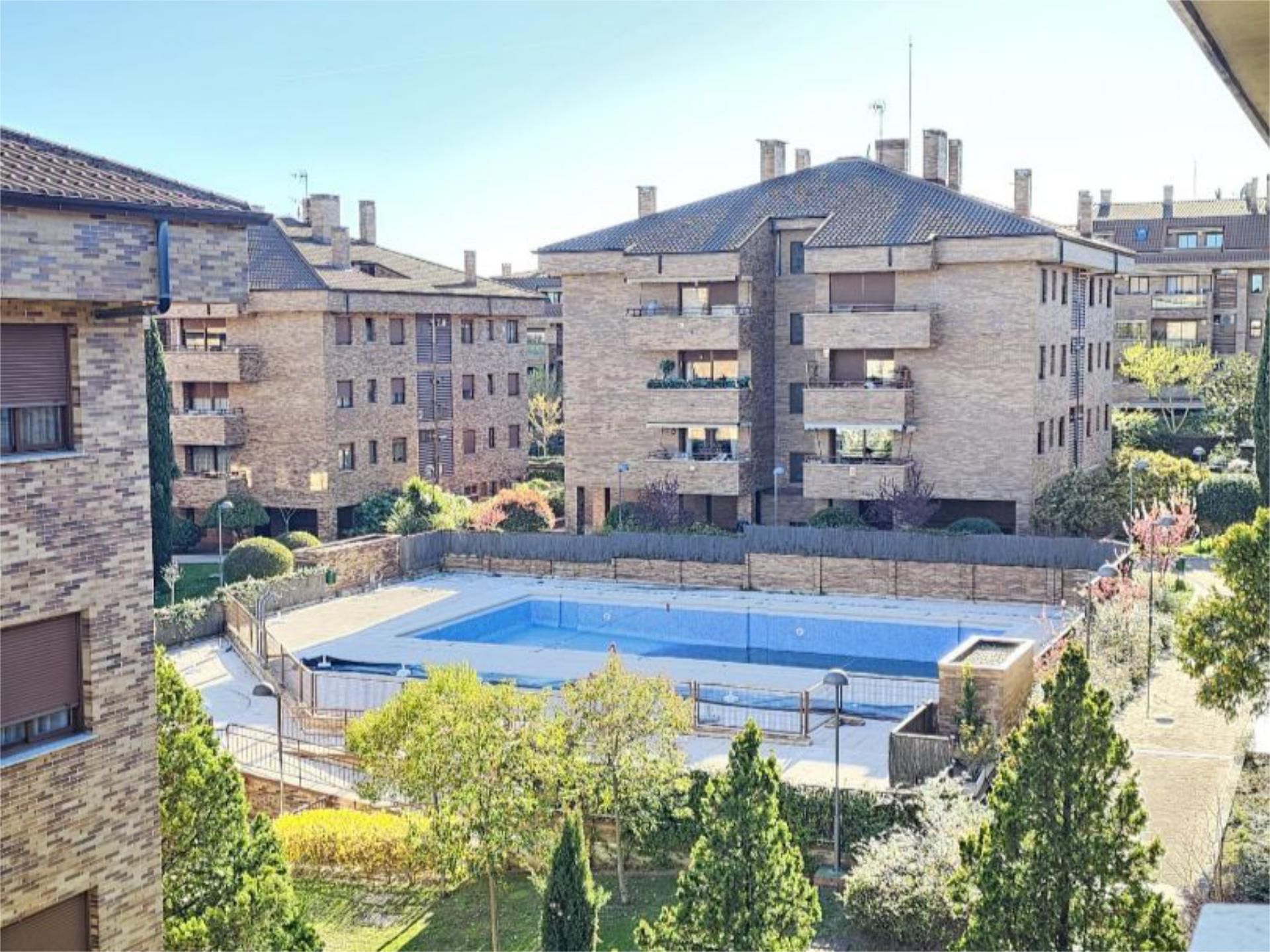 Vista exterior de Pis en venda en Pozuelo de Alarcón amb Calefacció, Parquet i Terrassa