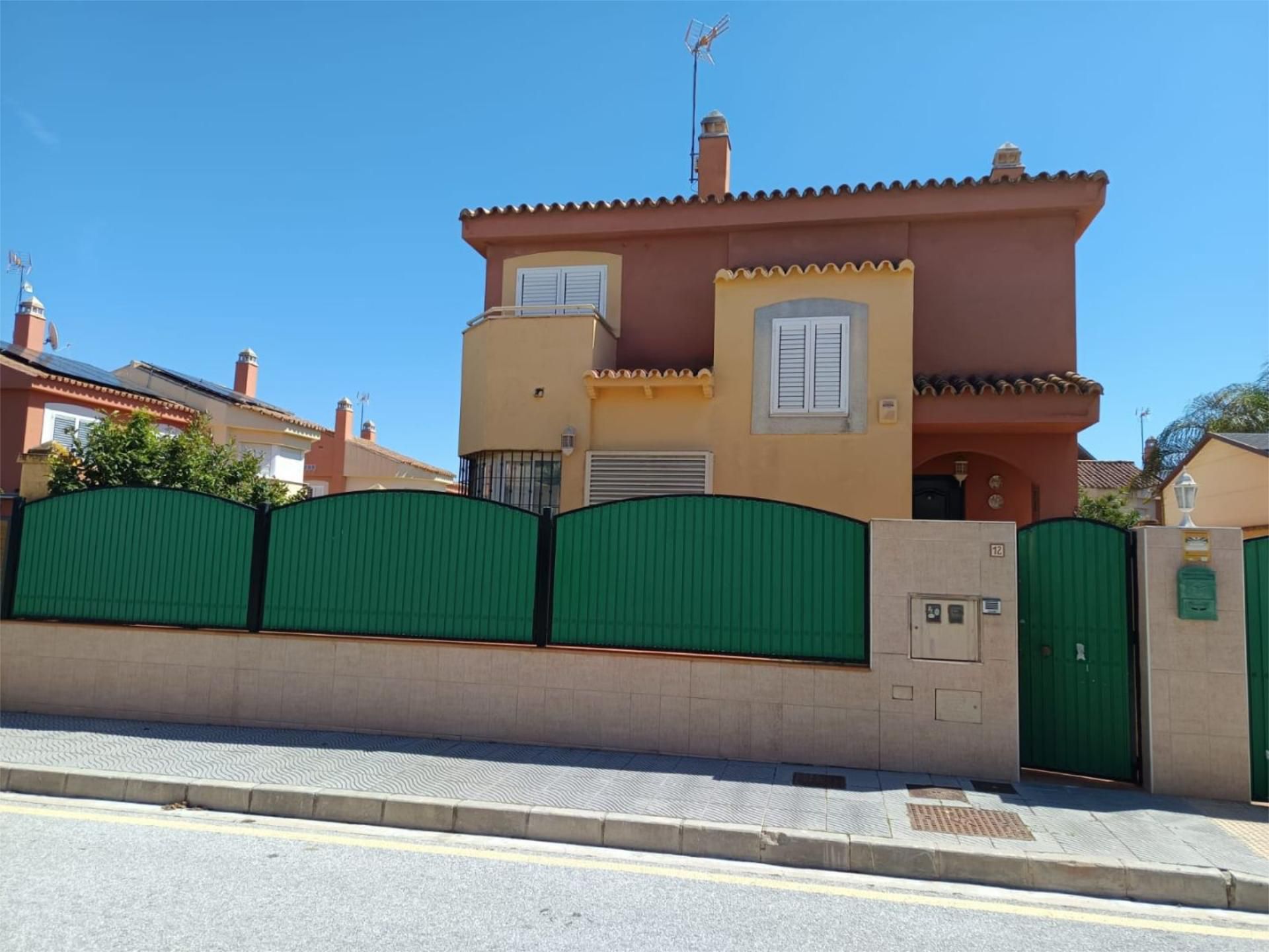 Vista exterior de Casa o xalet en venda en Vélez-Málaga amb Aire condicionat, Calefacció i Jardí privat