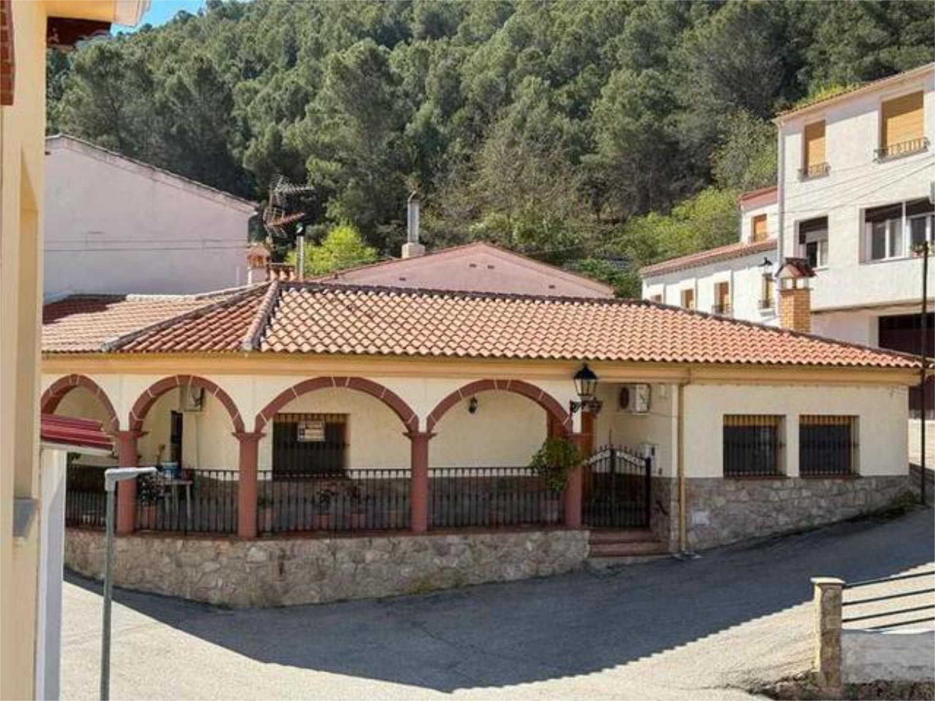 Vista exterior de Casa adosada en venda en Benatae amb Calefacció, Terrassa i Traster