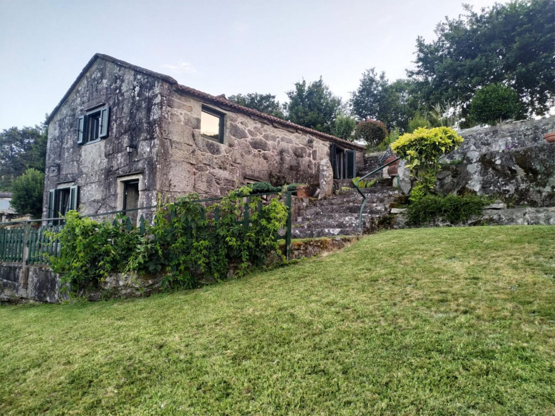 Vista exterior de Casa o xalet en venda en Ponte Caldelas amb Calefacció, Jardí privat i Moblat