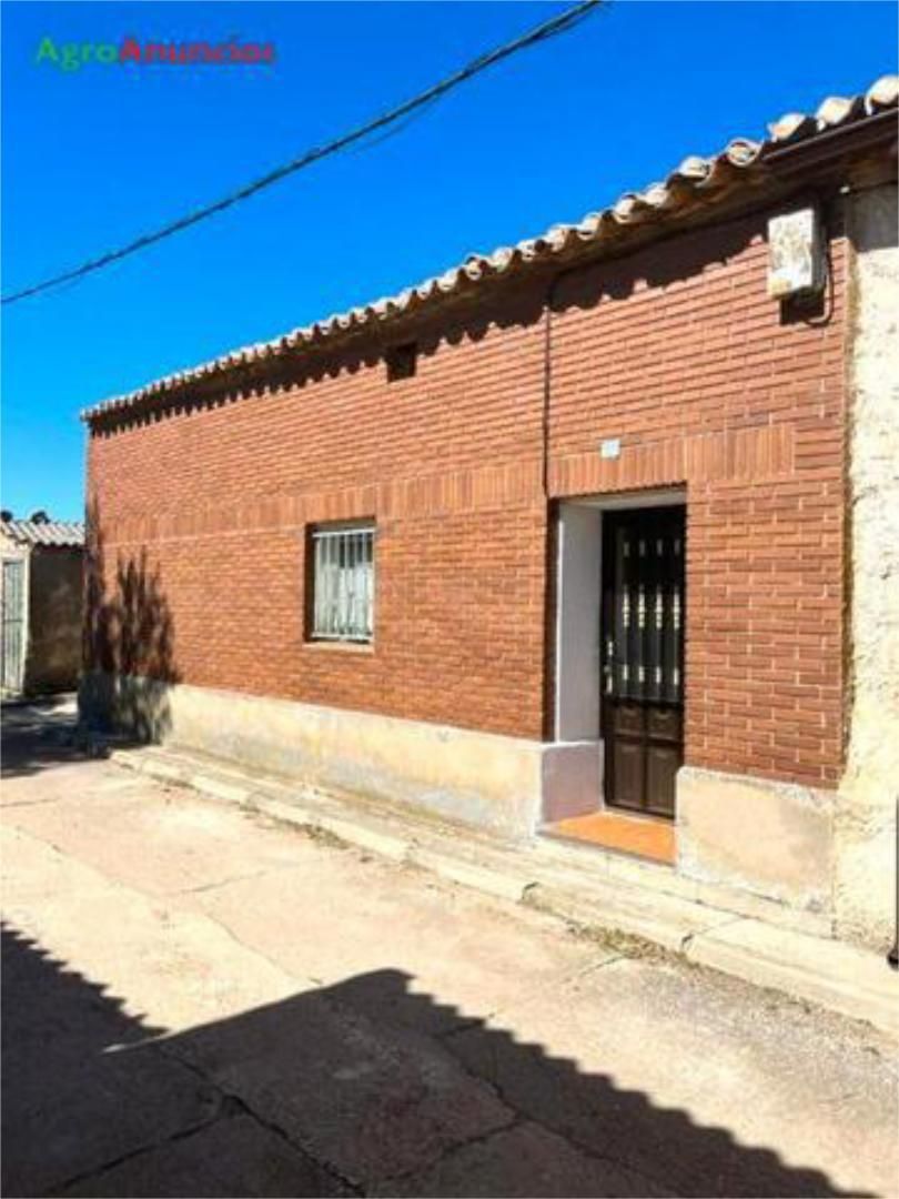 Vista exterior de Casa o xalet en venda en Villanueva de los Caballeros amb Jardí privat