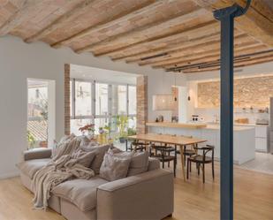 Sala d'estar de Pis en venda en Girona Capital amb Aire condicionat i Balcó