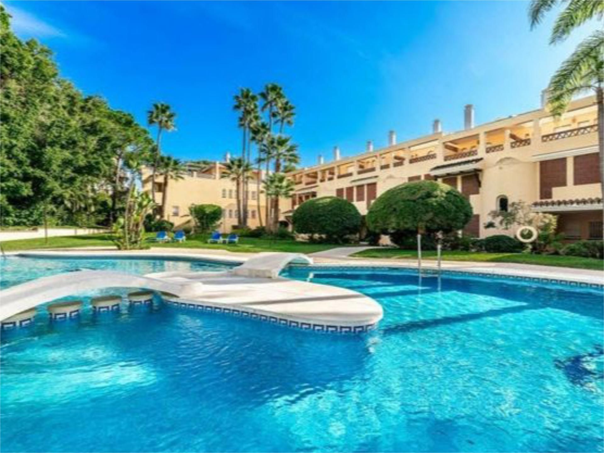 Swimming pool of Planta baja for sale in Marbella  with Air Conditioner, Heating and Parquet flooring