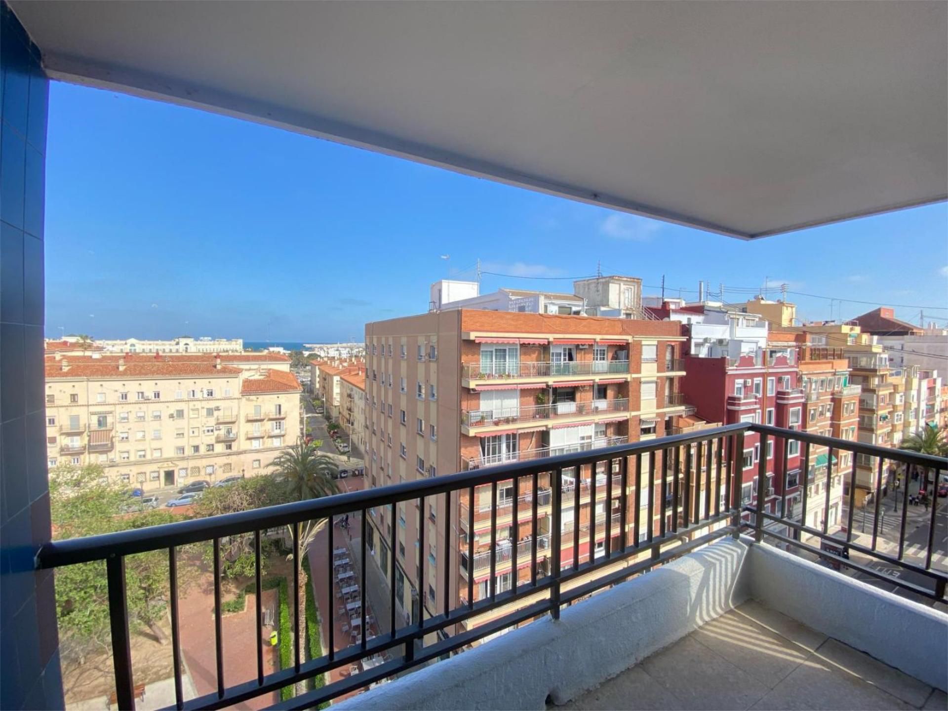 Vista exterior de Pis de lloguer en  Valencia Capital amb Terrassa, Moblat i Balcó