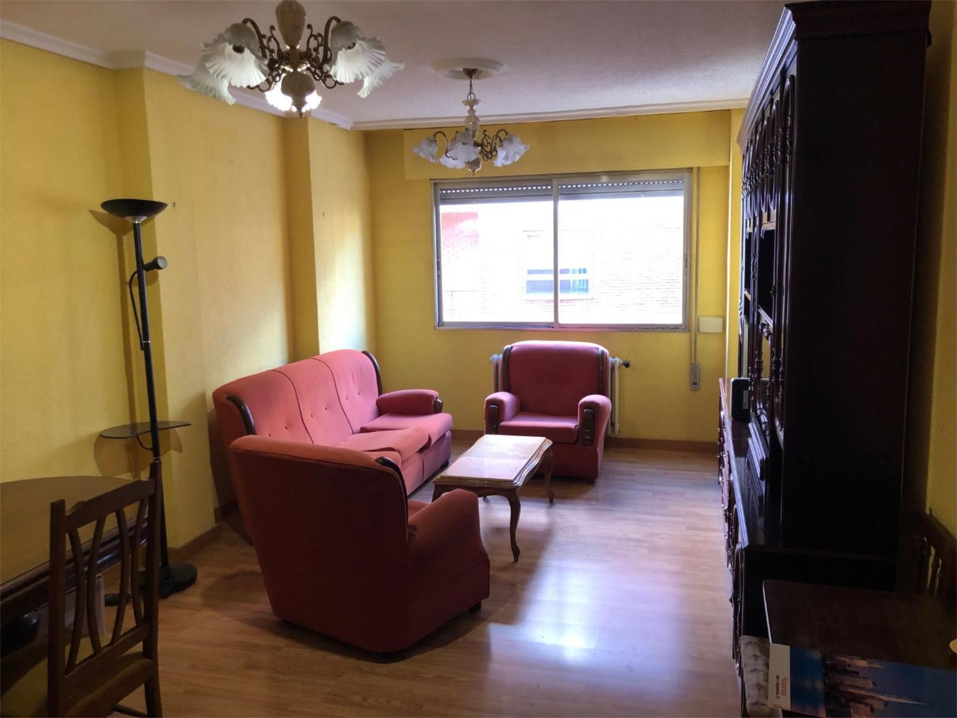 Sala d'estar de Pis en venda en León Capital  amb Calefacció, Terrassa i Moblat