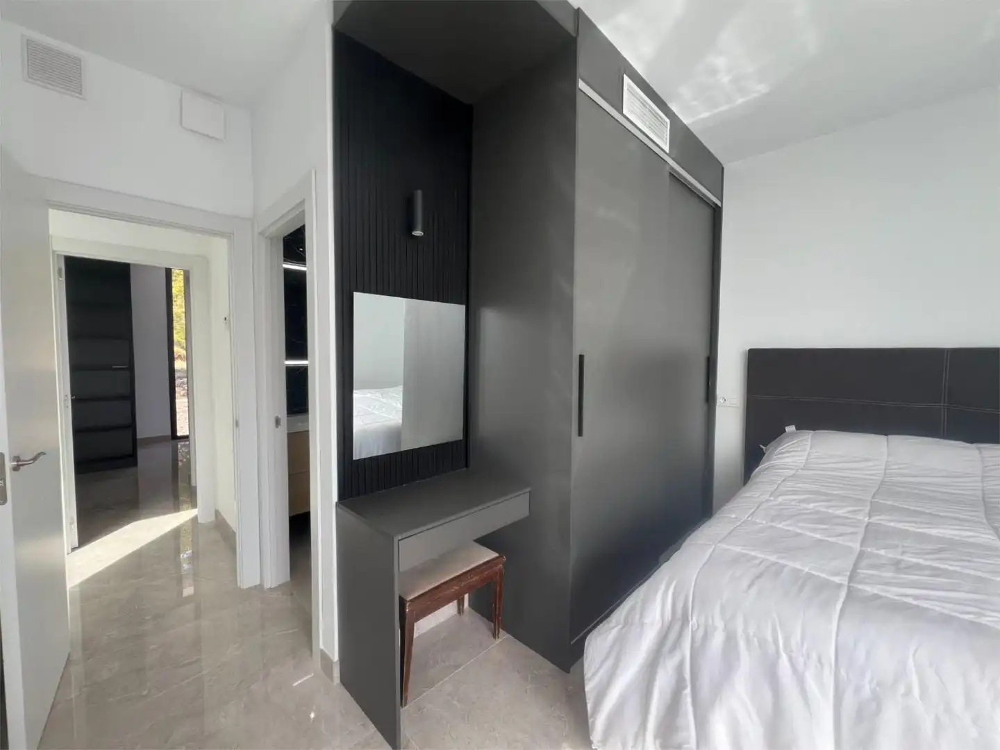Casa o xalet en venda a Carrer Londres, 50, Golf Bahía Dormitori de Casa o xalet en venda en Finestrat amb Aire condicionat, Calefacció i Jardí privat