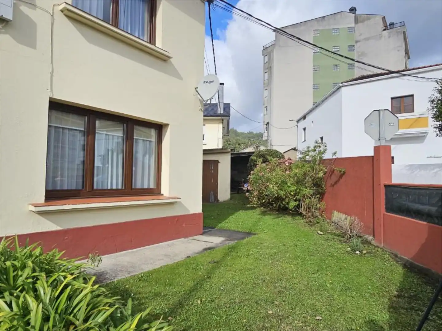 Vista exterior de Casa o xalet en venda en Viveiro amb Calefacció, Jardí privat i Parquet