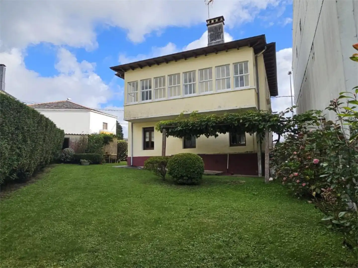 Vista exterior de Casa o xalet en venda en Viveiro amb Calefacció, Jardí privat i Parquet