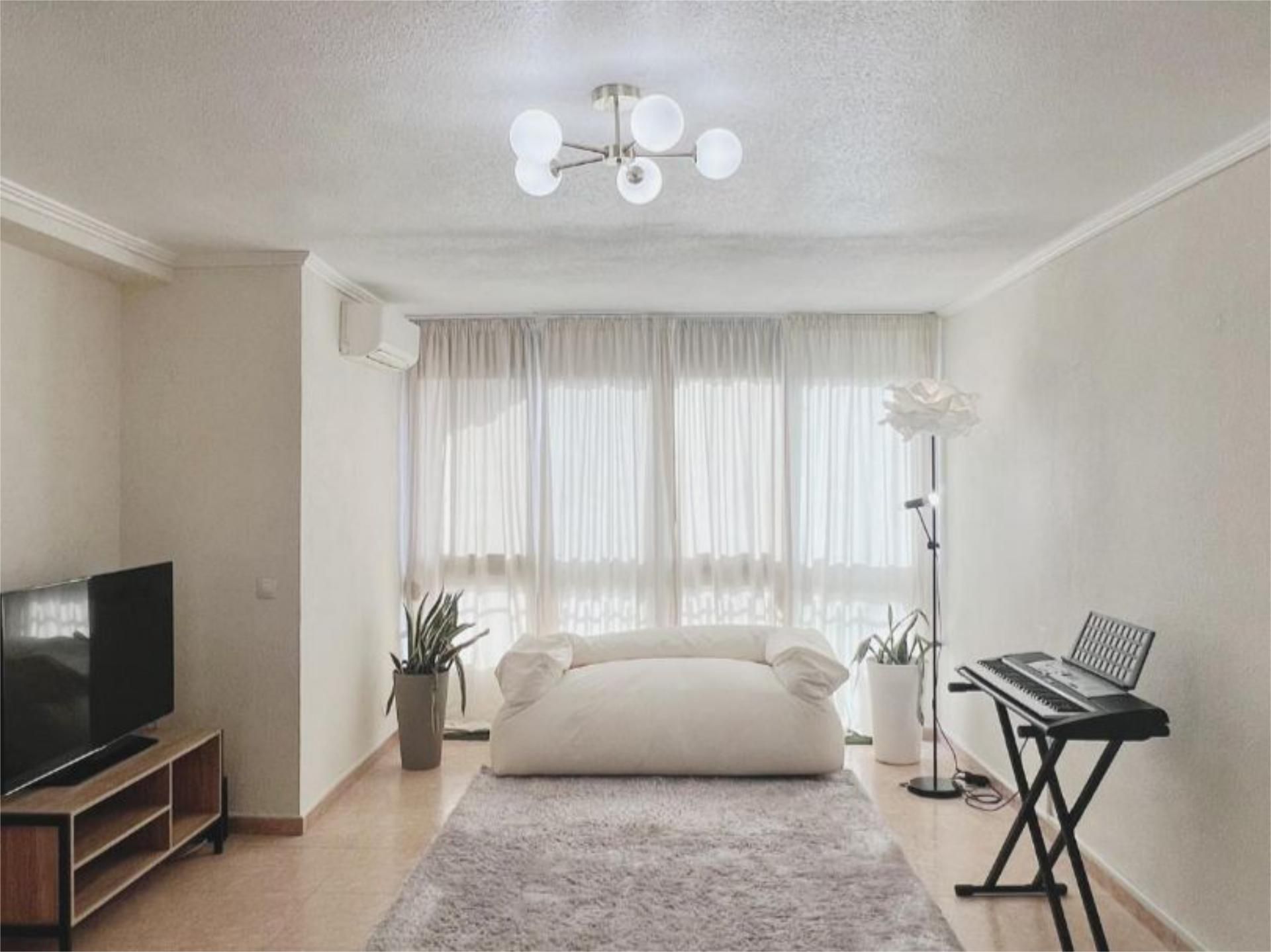 Sala de estar de Piso en venta en Alicante / Alacant con Aire acondicionado, Amueblado y Parking comunitario