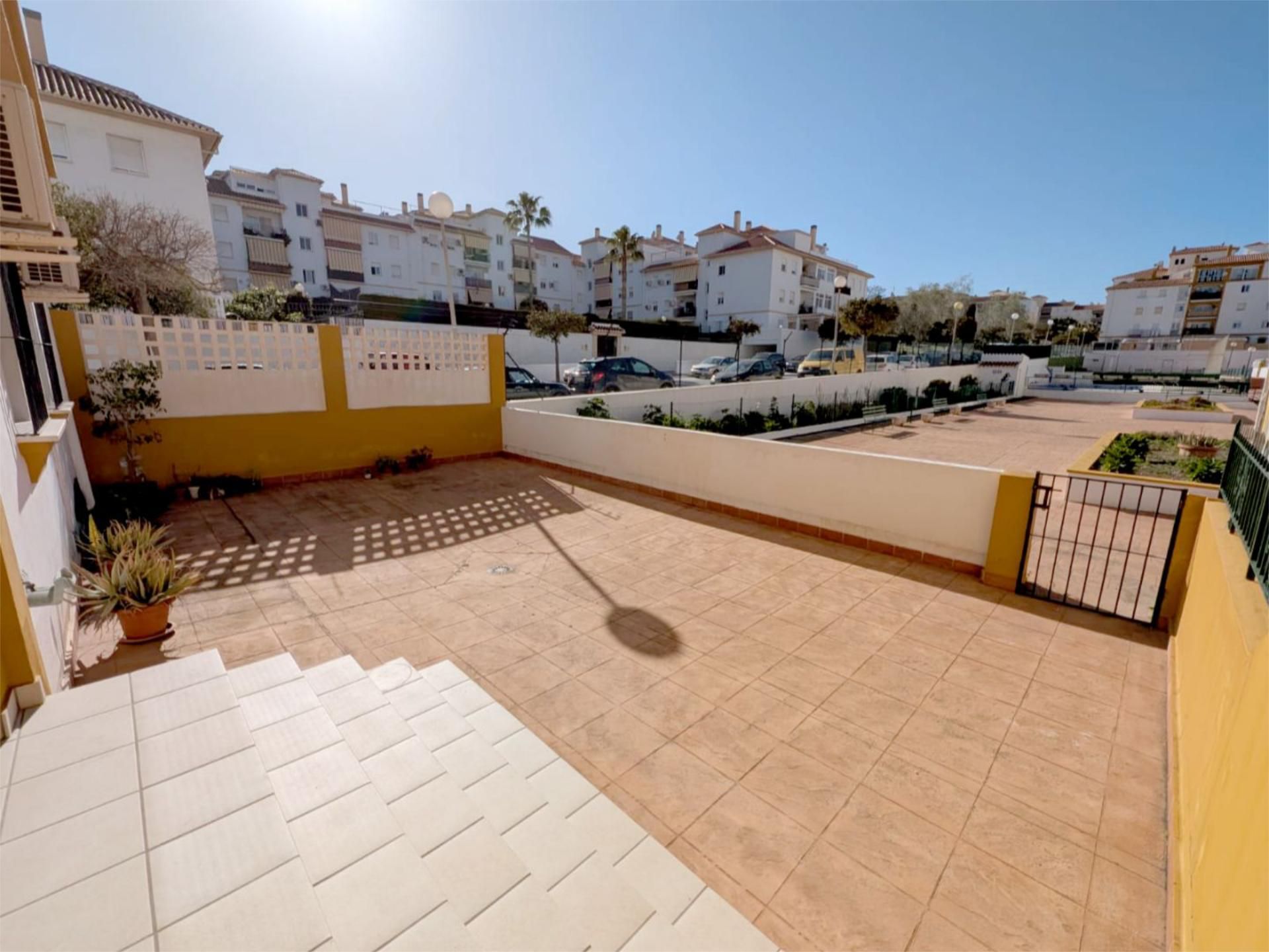 Vista exterior de Pis en venda en Vélez-Málaga amb Aire condicionat, Terrassa i Piscina
