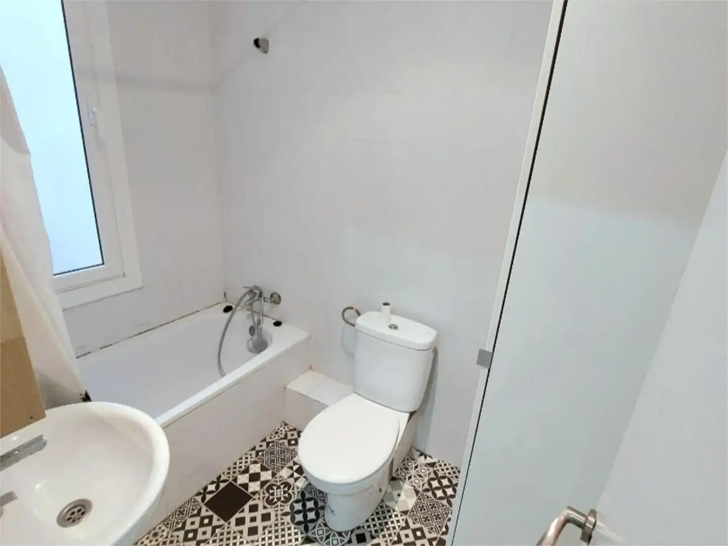 Baño de Piso de alquiler en Barcelona con Amueblado y Balcón