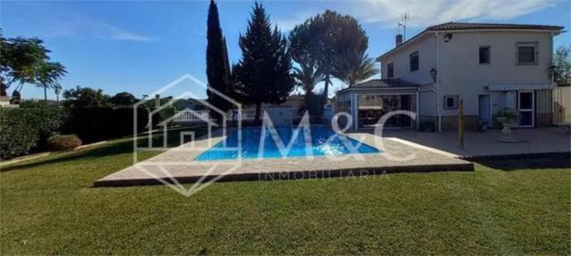 Jardí de Casa adosada en venda en Utrera amb Calefacció, Jardí privat i Terrassa