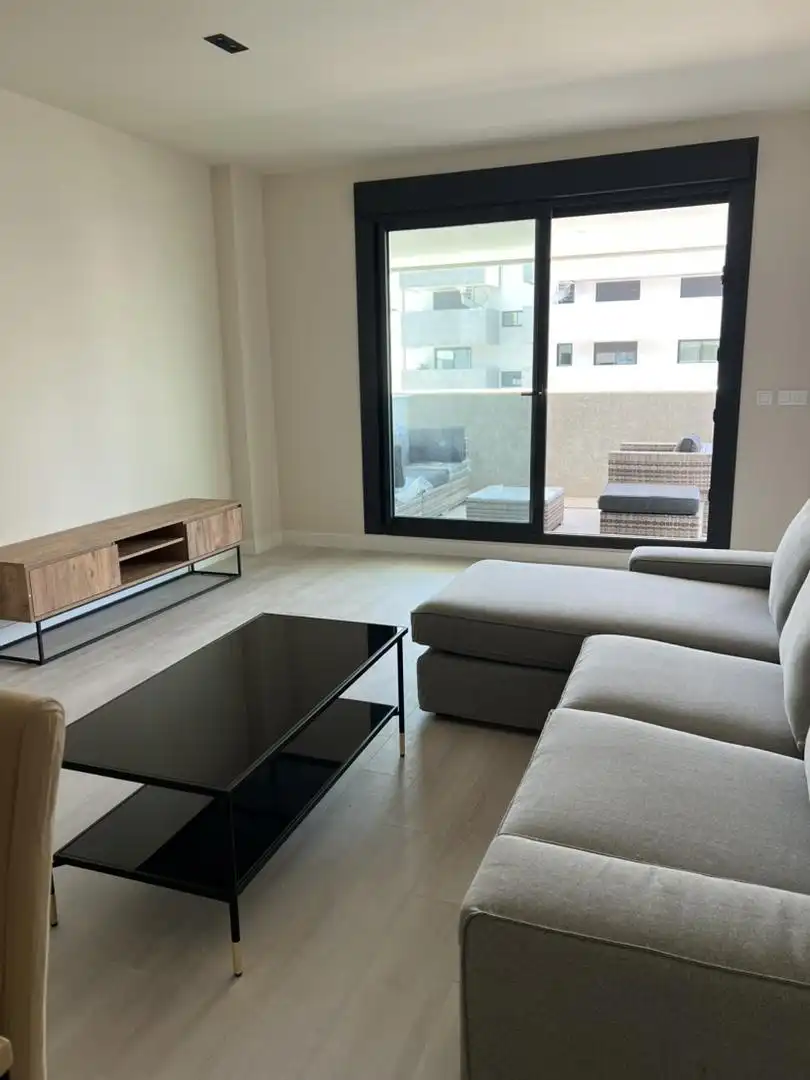 Wohnzimmer von Wohnung zur Miete in  Sevilla Capital mit Klimaanlage, Terrasse und Schwimmbad