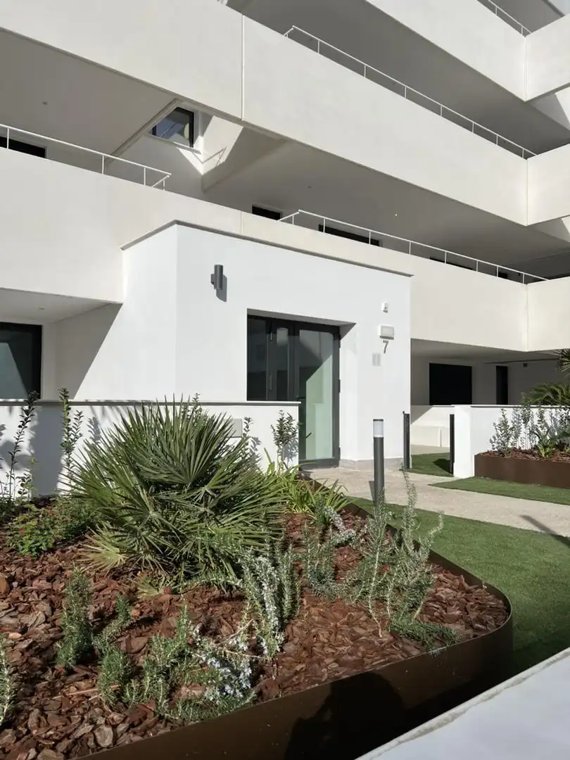 Außenansicht von Wohnung zur Miete in  Sevilla Capital mit Klimaanlage, Terrasse und Schwimmbad