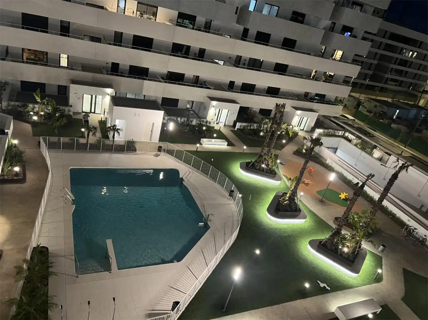 Schwimmbecken von Wohnung zur Miete in  Sevilla Capital mit Klimaanlage, Terrasse und Schwimmbad