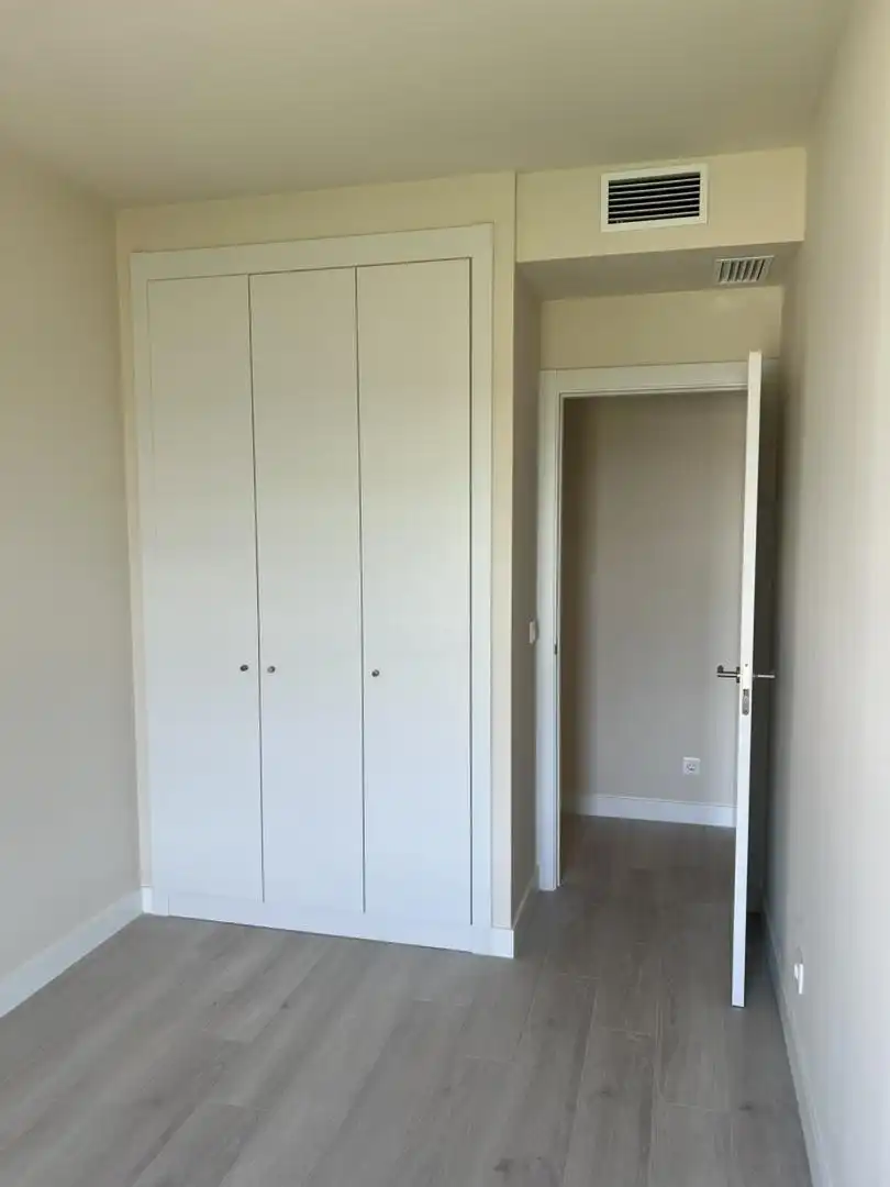 Schlafzimmer von Wohnung zur Miete in  Sevilla Capital mit Klimaanlage, Terrasse und Schwimmbad