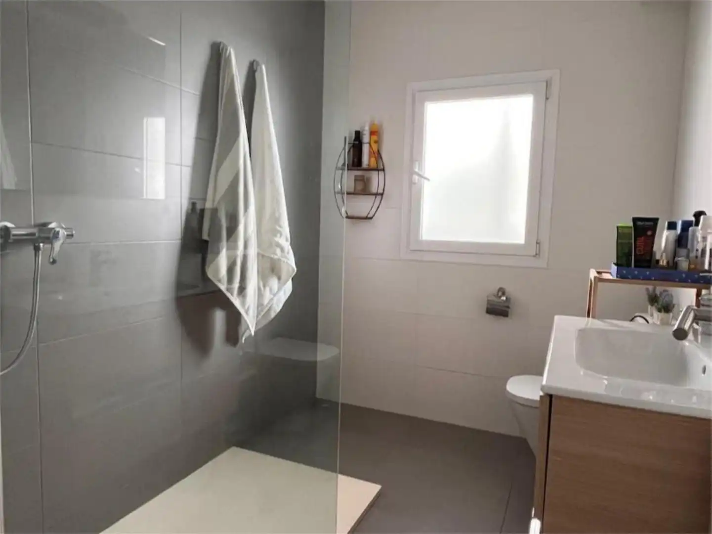 Habitació a Carrer de la Venta del Moro, 17, Benifaraig Bany de Pis per a compartir en Valencia amb Aire condicionat, Calefacció i Terrassa