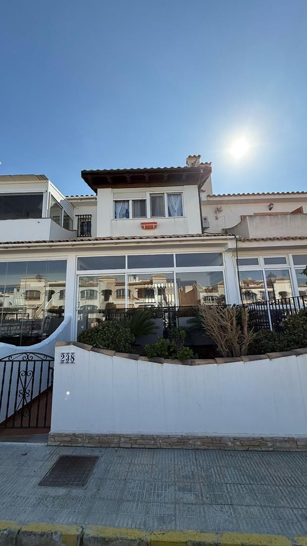 Vista exterior de Pis en venda en Santa Pola amb Aire condicionat, Calefacció i Jardí privat