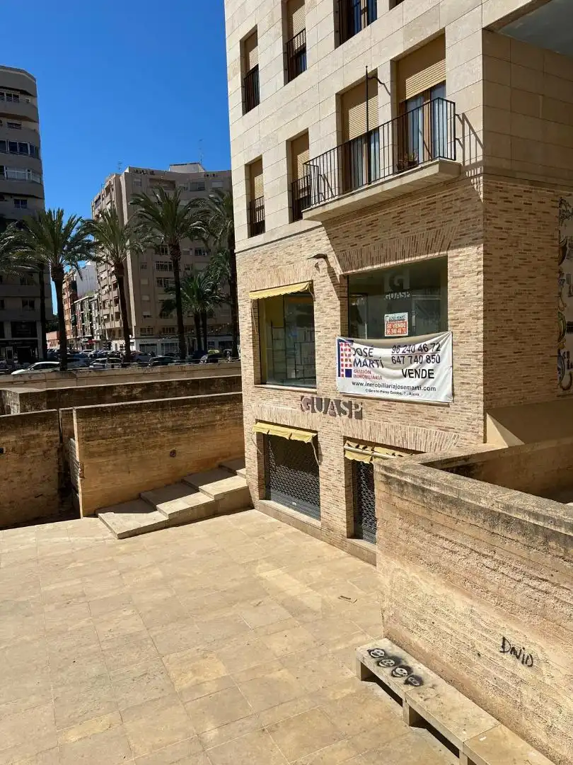 Commercial properties for sale in Avenida Luis Suñer, 8, La Vila Exterior view of Commercial properties for sale in Alzira with Air Conditioner and Heating