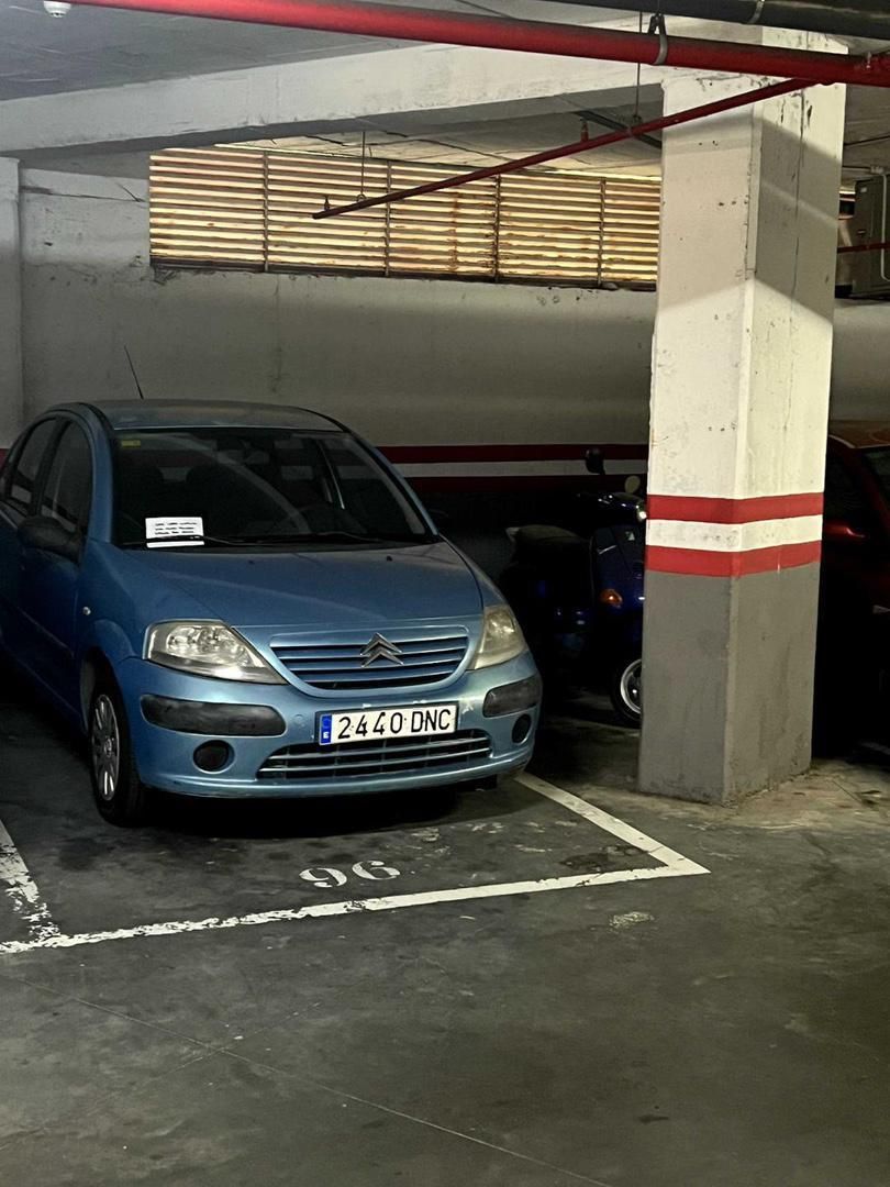 Aparcament de Pis en venda en Marbella amb Aire condicionat, Terrassa i Piscina