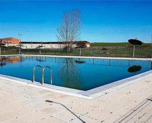 Piscina de Casa adosada en venda en Villamayor amb Terrassa i Piscina