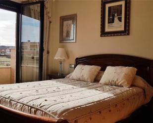Dormitori de Casa adosada en venda en Villamayor amb Terrassa i Piscina