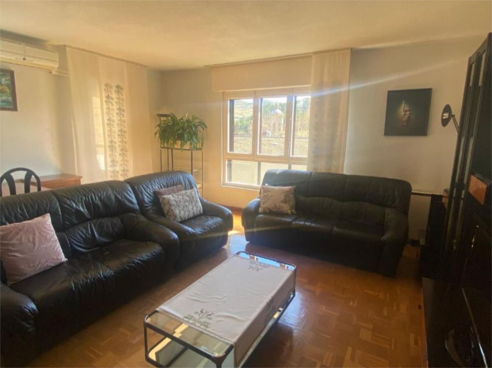 Living room of Flat for sale in Puente la Reina / Gares  with Air Conditioner, Heating and Parquet flooring