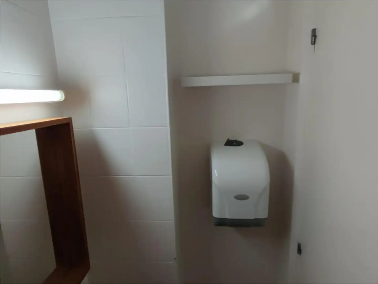 Commercial properties for rent in Carrer Tamarit de Llitera, 7, Joc de la Bola - Camps d'Esports Bathroom of Commercial properties for rent in Lleida with Air Conditioner, Heating and Parquet flooring