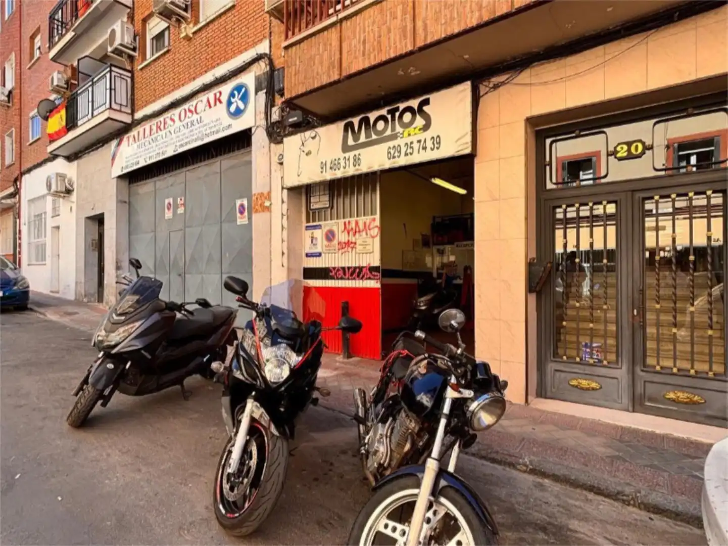 Außenansicht von Fabrikhallen zum Verkauf in Madrid mit Möbliert